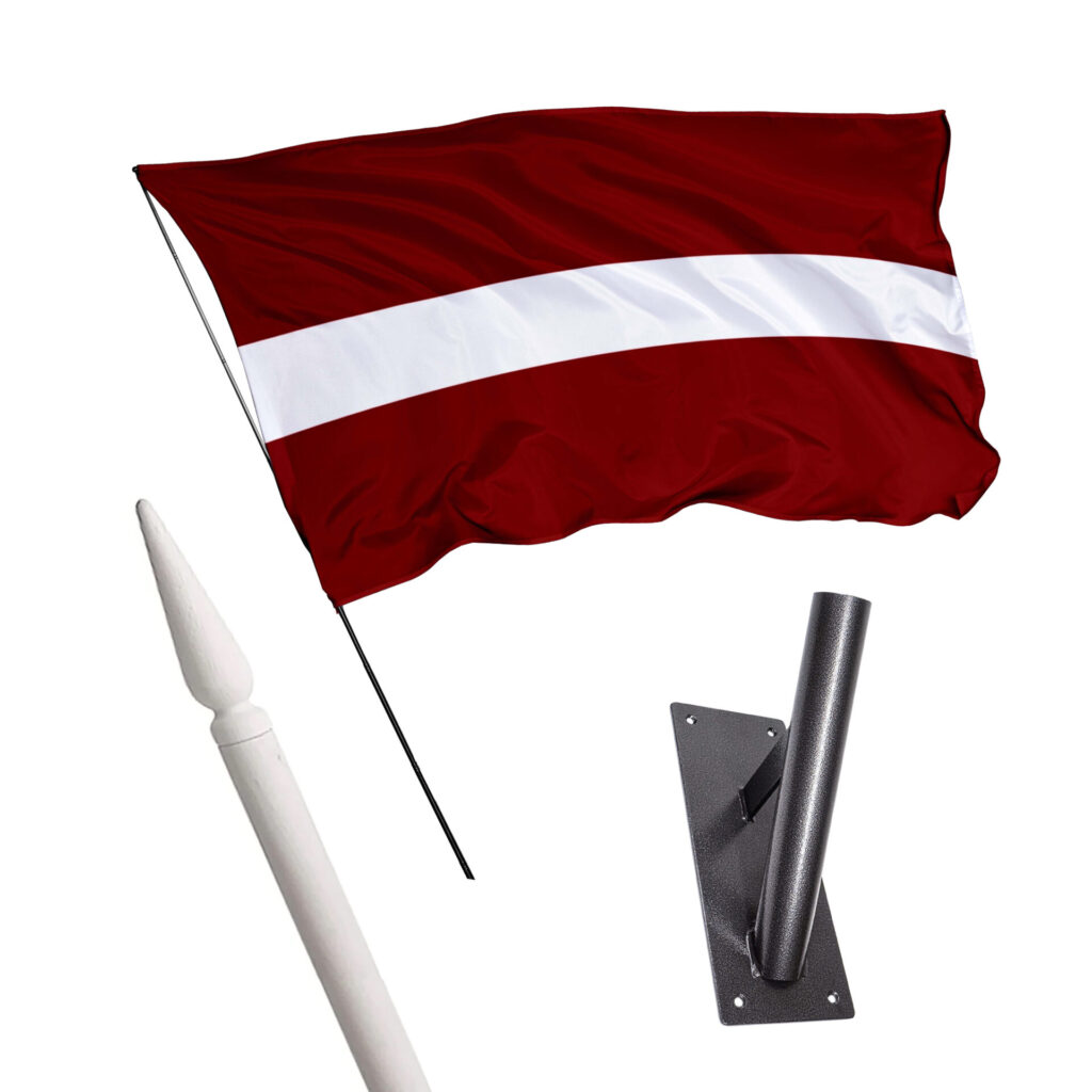 Latvijos vėliava pastatyta prie namo